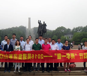 党支部定期进行红色教育活动，提高党员党性与责任意识